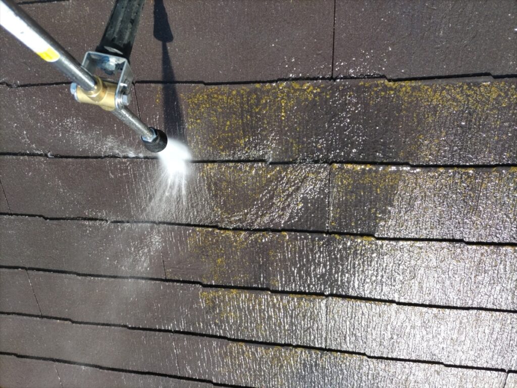 屋根面に広がる高圧洗浄の水