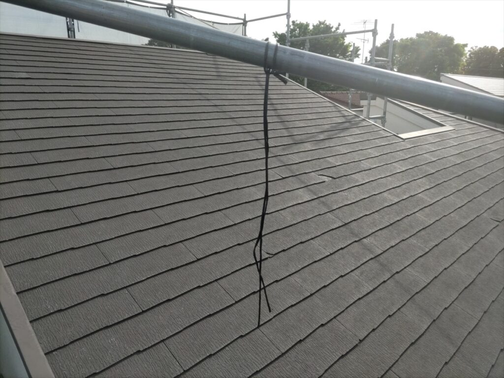 洗浄後の屋根面と中央を通る棟板金