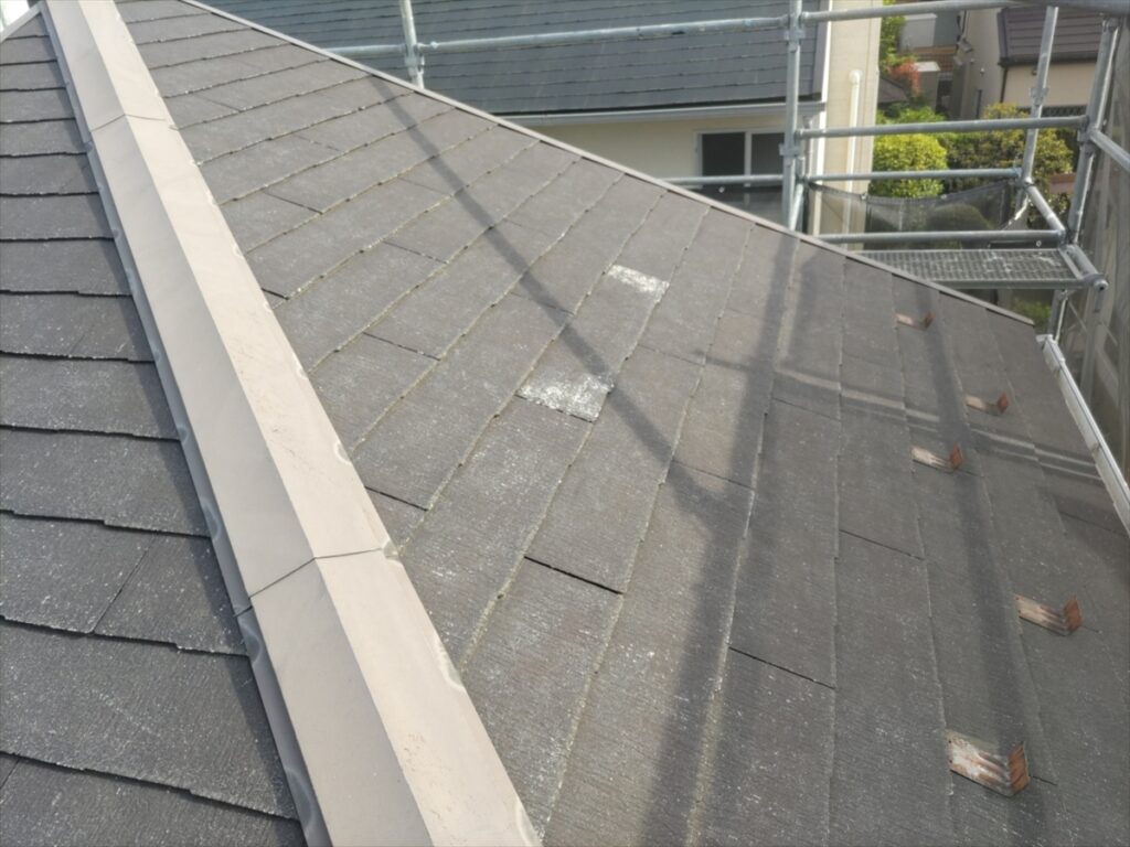 高圧洗浄後の棟板金と隣接するスレート