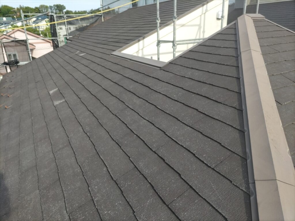 洗浄後の屋根面が棟板金に沿って広がる様子