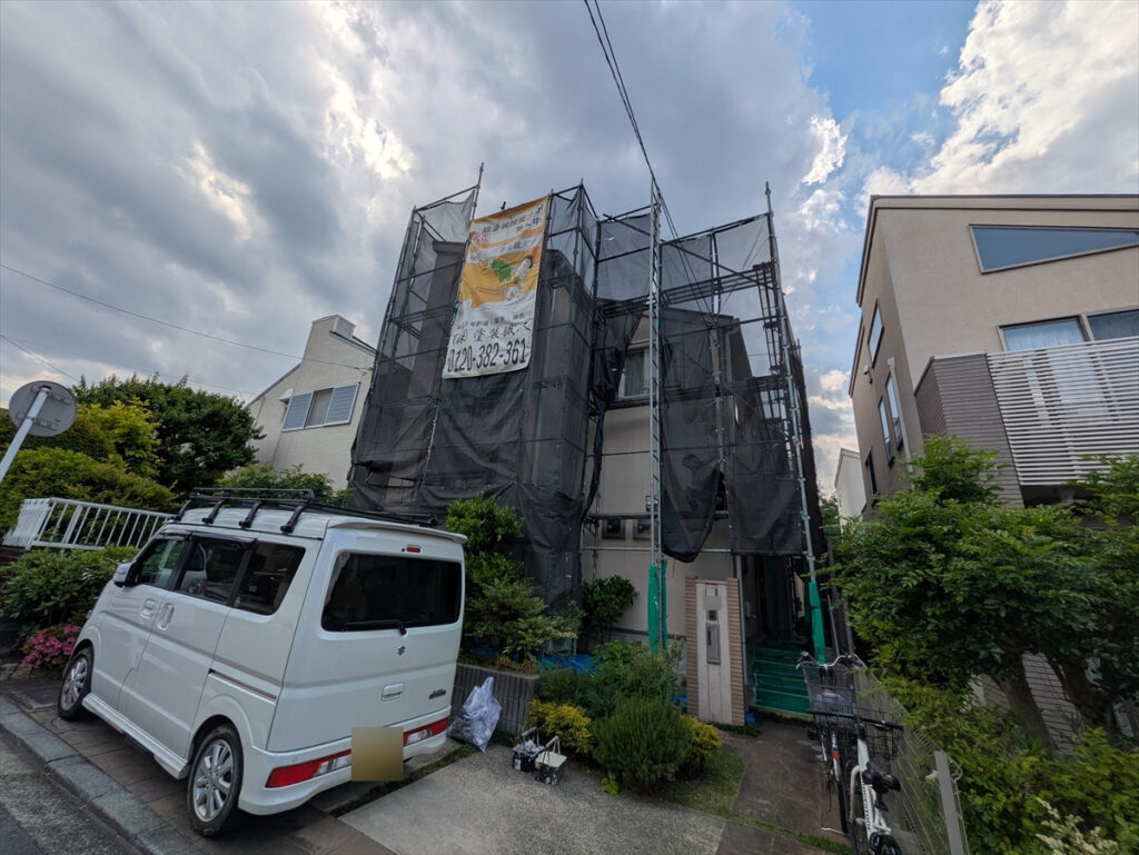足場とシートに囲まれた建物全体