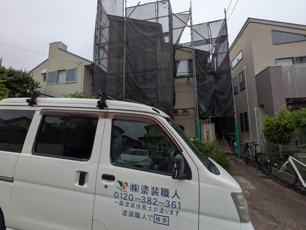 施工終盤の建物正面に残る足場と工事車両