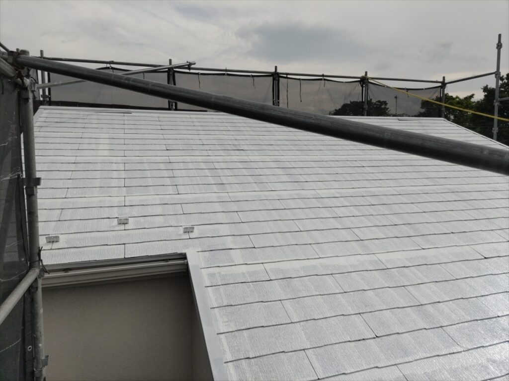 正面方向から見た白い屋根面