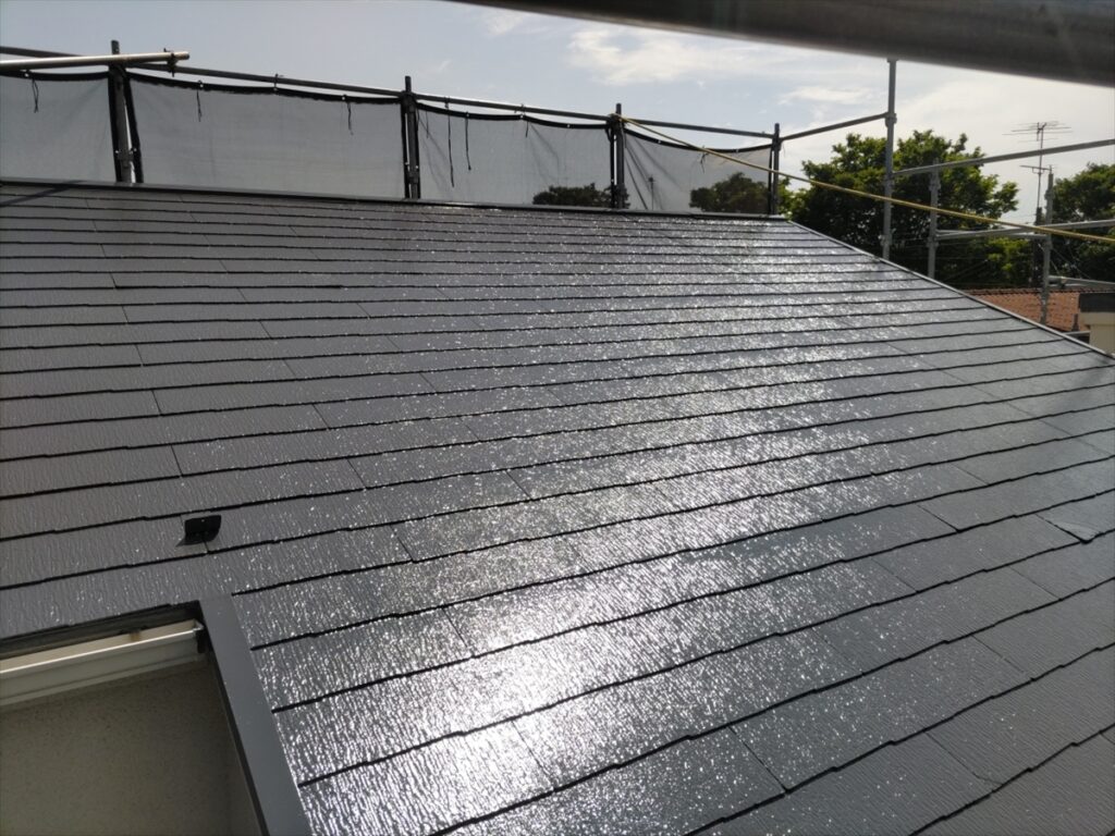 正面方向から見た濃色のスレート屋根