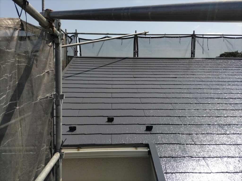 濃色に仕上げた軒先の屋根材と金具
