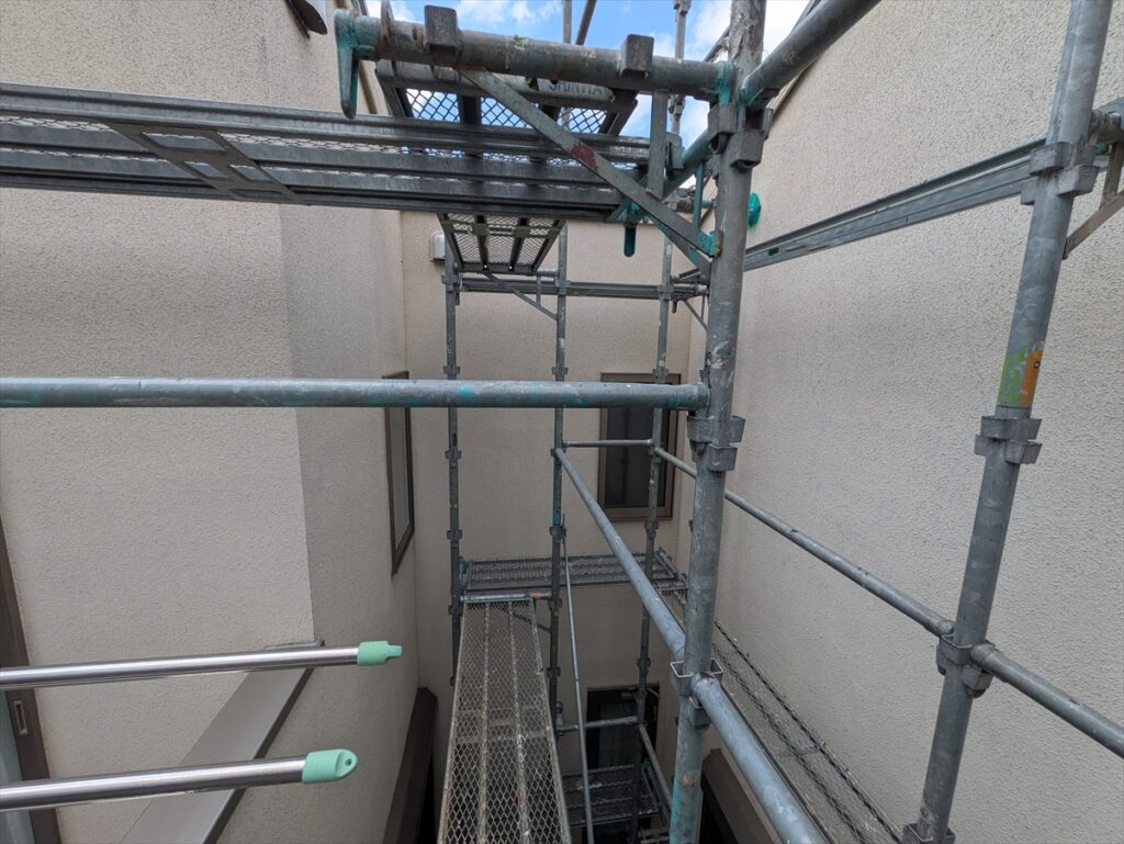 midori-202605-03-002 | 外壁塗装は神奈川県横浜市の塗装職人 入隅の壁と窓、周囲に組んだ足場