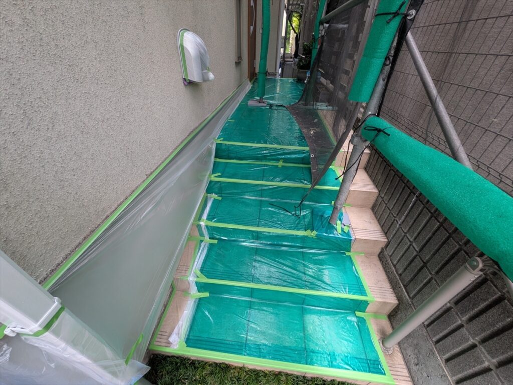 midori-202605-03-003 | 外壁塗装は神奈川県横浜市の塗装職人 緑色のシートで覆った玄関階段と通路