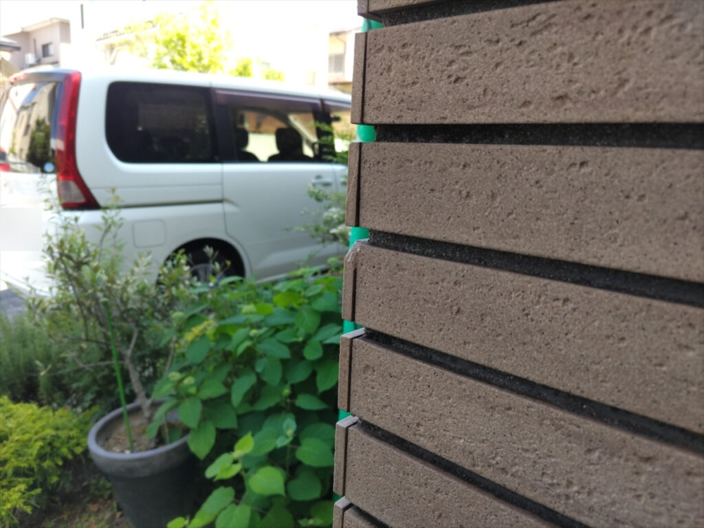 midori-202605-03-007 | 外壁塗装は神奈川県横浜市の塗装職人 角度を変えて見たタイル端部の損傷