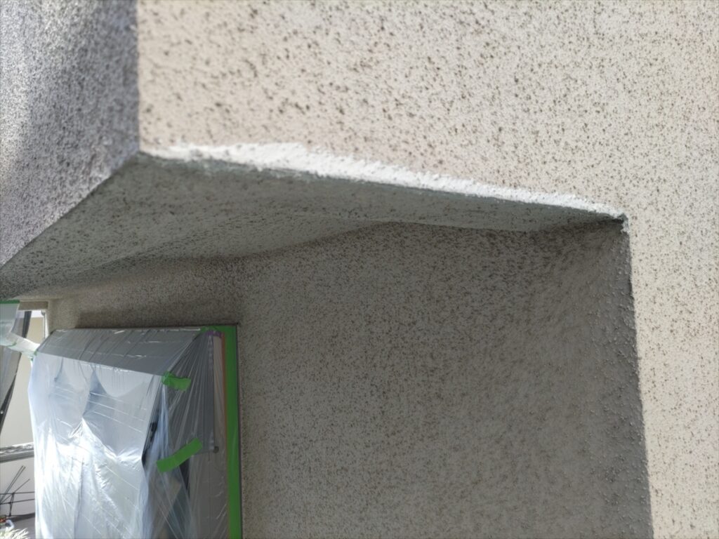 midori-202605-03-011 | 外壁塗装は神奈川県横浜市の塗装職人 出隅と段差の取り合いに沿った白い補修跡