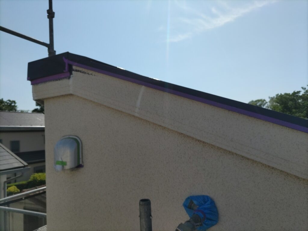 midori-202605-03-023 | 外壁塗装は神奈川県横浜市の塗装職人 斜めの天端を持つ壁と縦に伸びる補修跡