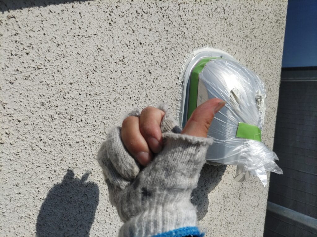 midori-202605-03-027 | 外壁塗装は神奈川県横浜市の塗装職人 養生した器具の外周にある白い補修材と作業する手元
