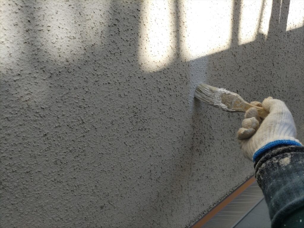 midori-202605-03-029 | 外壁塗装は神奈川県横浜市の塗装職人 外壁の縦の補修部分に刷毛を当てる手元