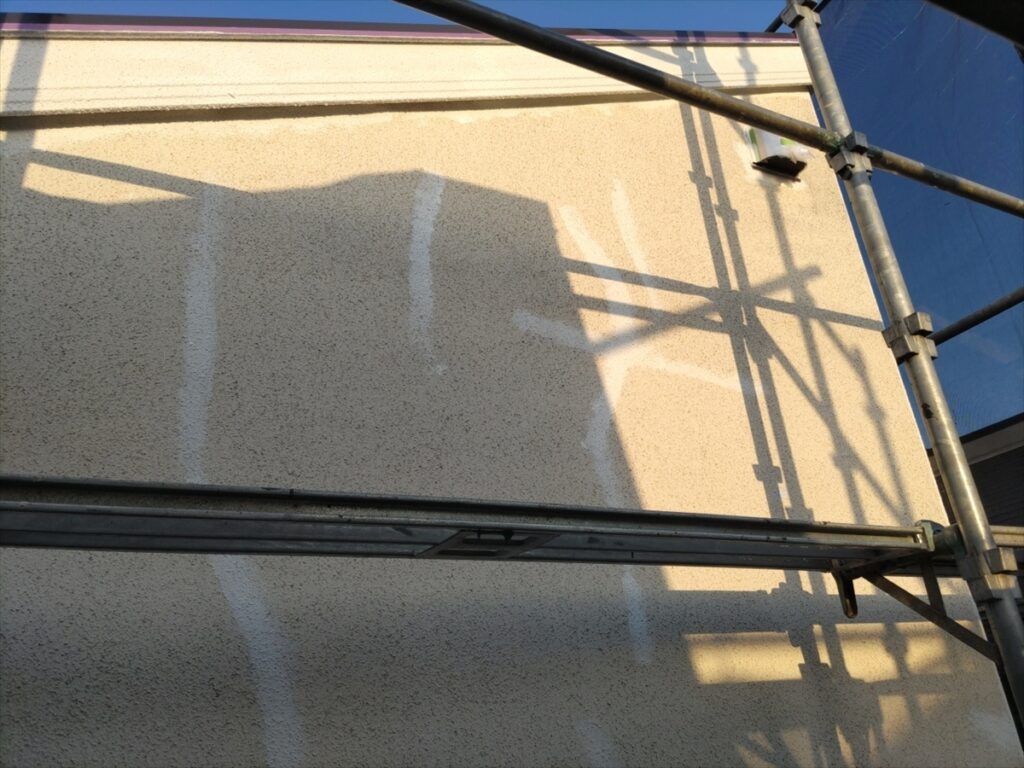 midori-202605-03-031 | 外壁塗装は神奈川県横浜市の塗装職人 外壁上部に縦方向に残る白い補修跡