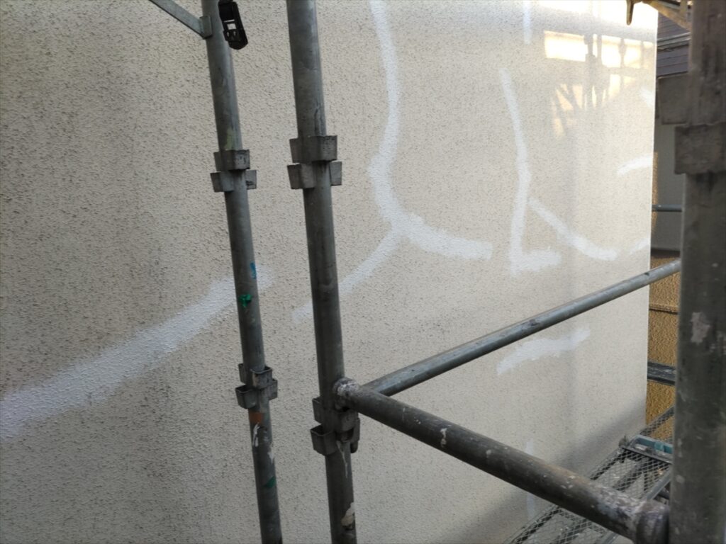midori-202605-03-033 | 外壁塗装は神奈川県横浜市の塗装職人 外壁の縦横に連なる白い補修跡