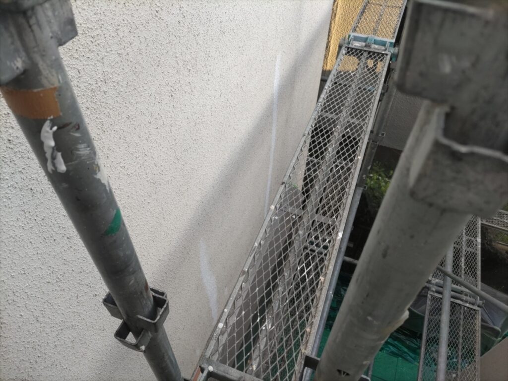 midori-202605-03-035 | 外壁塗装は神奈川県横浜市の塗装職人 足場越しに見下ろした外壁と白い補修跡