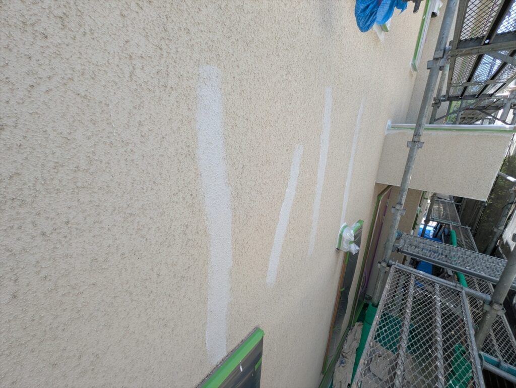 midori-202605-03-036 | 外壁塗装は神奈川県横浜市の塗装職人 白い帯状の補修跡とビニールで覆った窓