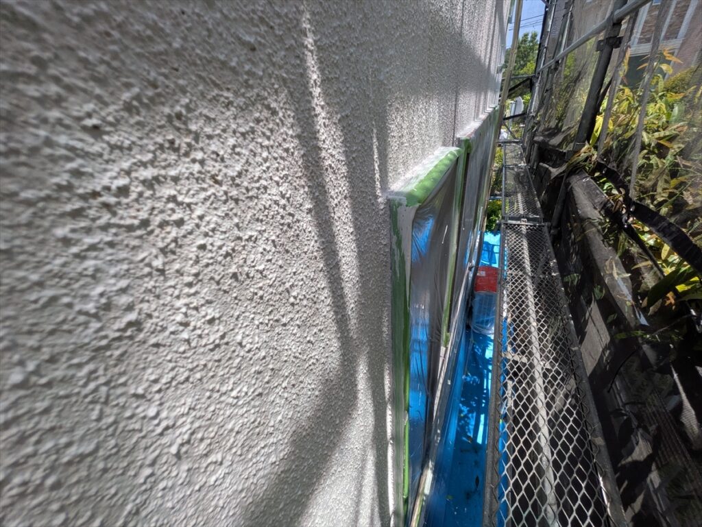 midori-202605-03-037 | 外壁塗装は神奈川県横浜市の塗装職人 凹凸のある外壁に続く白い処理部分