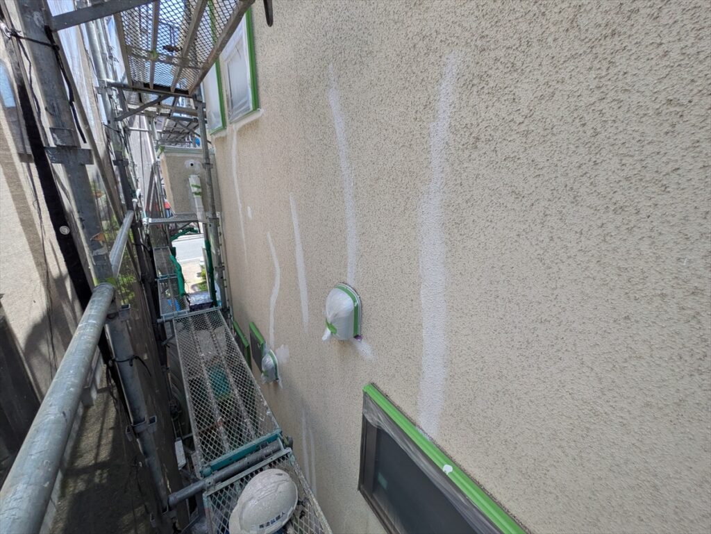 midori-202605-03-038 | 外壁塗装は神奈川県横浜市の塗装職人 複数の白い補修跡がある壁と養生した窓