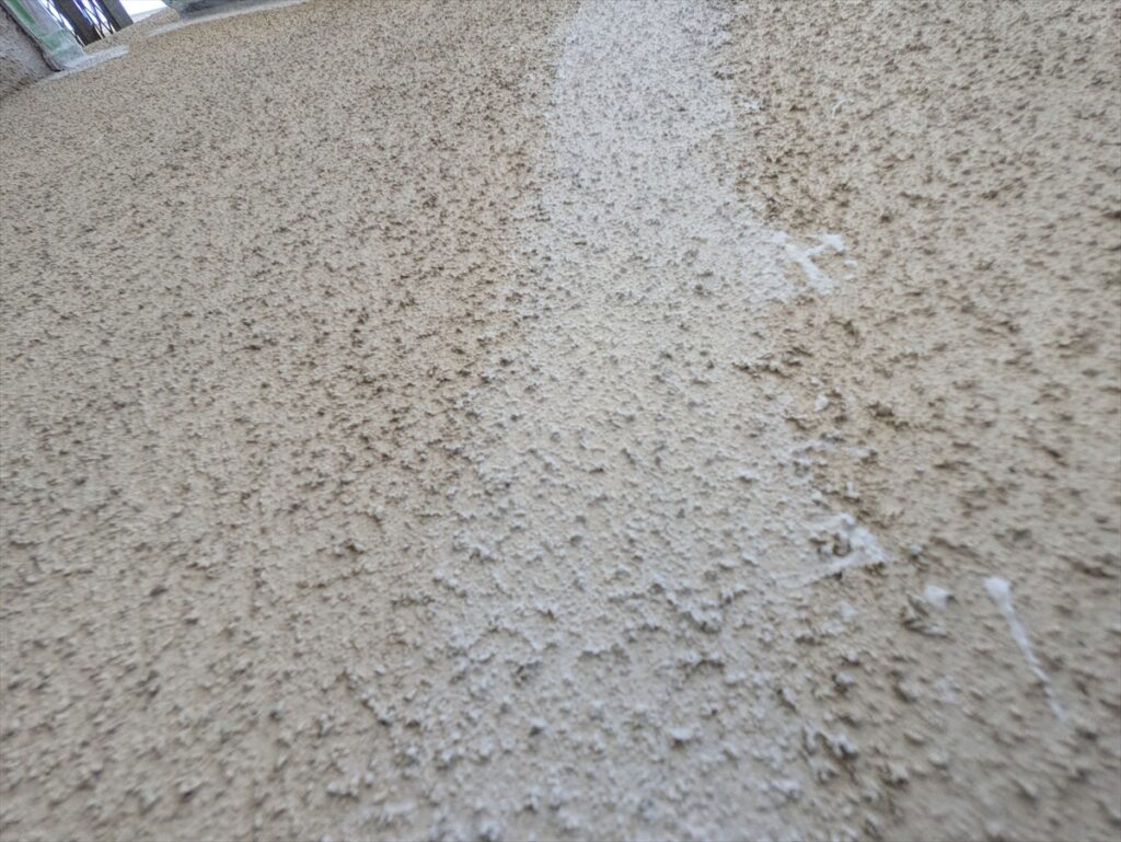 midori-202605-03-039 | 外壁塗装は神奈川県横浜市の塗装職人 外壁表面の凹凸と白く処理した部分の近景