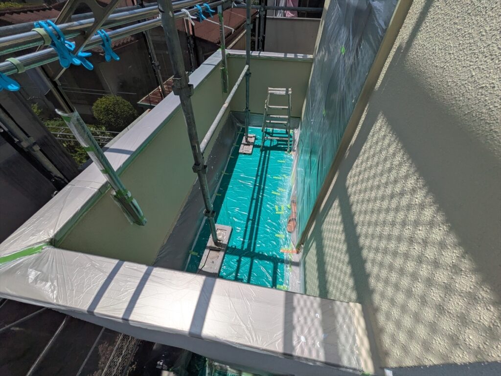 midori-202605-03-041 | 外壁塗装は神奈川県横浜市の塗装職人 緑色の床養生と紙で覆った笠木