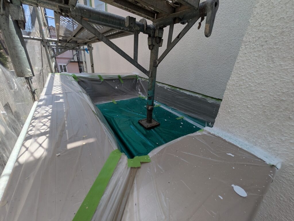 midori-202605-03-042 | 外壁塗装は神奈川県横浜市の塗装職人 白い外壁に接する笠木と緑色シートの床