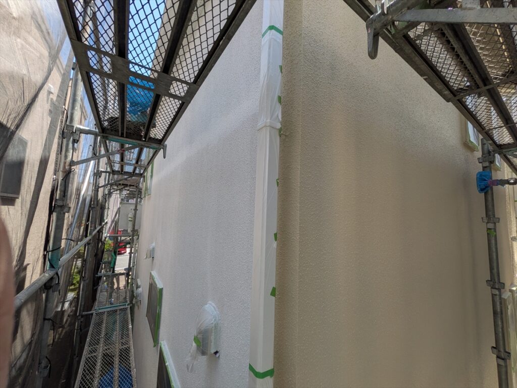 midori-202605-03-043 | 外壁塗装は神奈川県横浜市の塗装職人 ビニールで覆った縦樋と換気フード