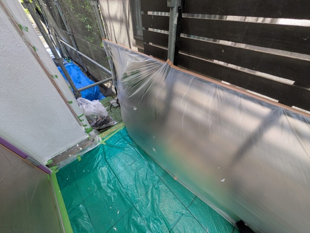 midori-202605-03-044 | 外壁塗装は神奈川県横浜市の塗装職人 ビニール養生した目隠しパネルと通路の床