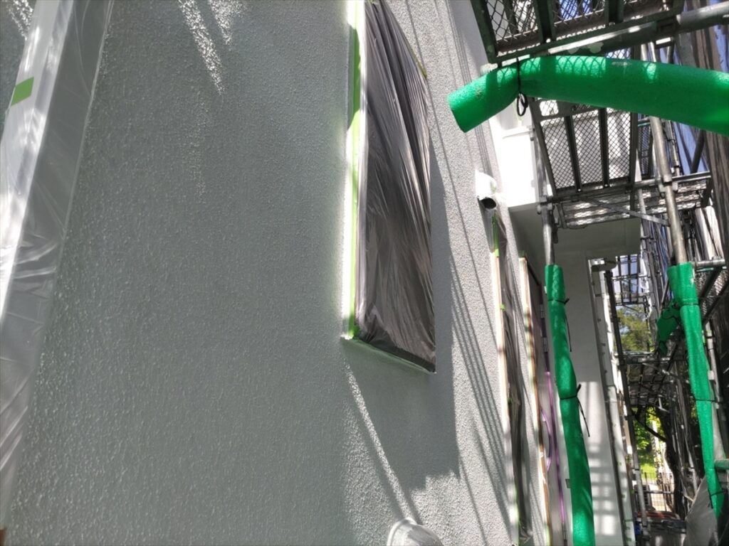 養生した窓の脇に広がる白い壁面