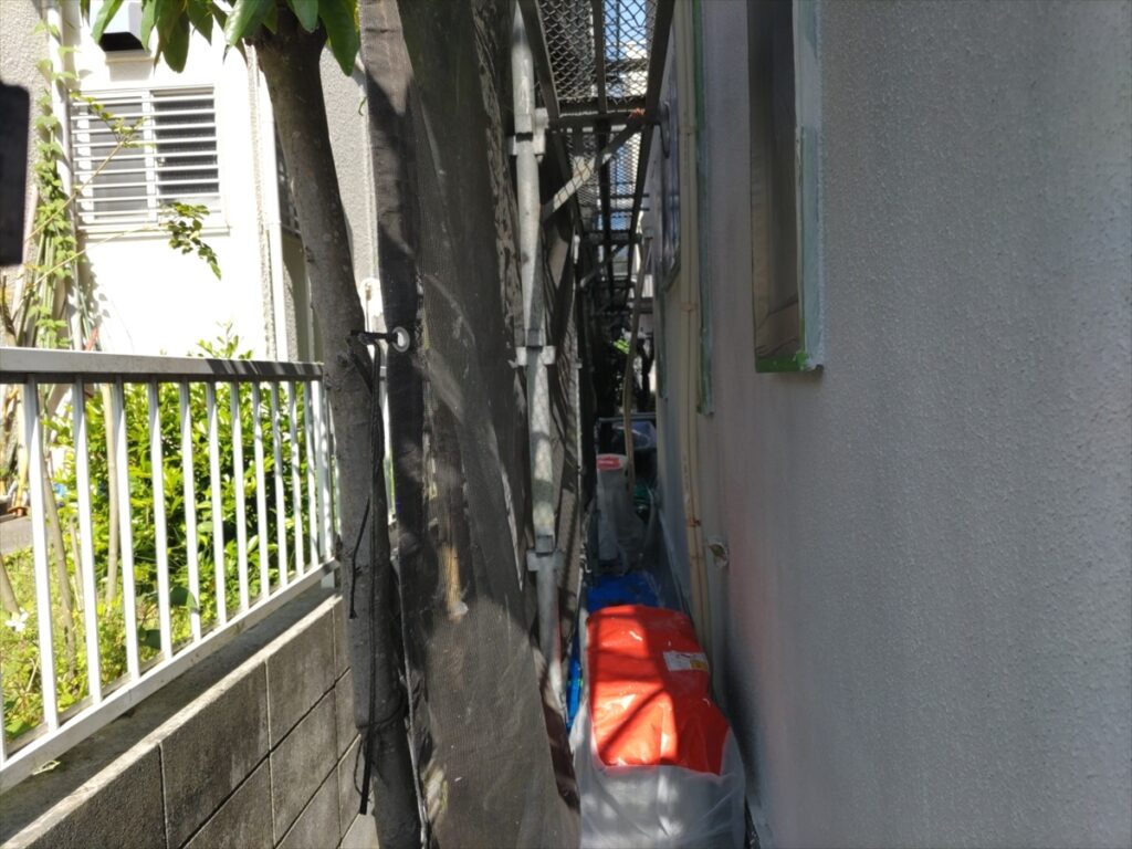 白い側面外壁と細長い壁付け部材