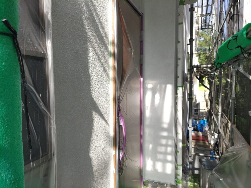 養生した開口部と白い外壁面