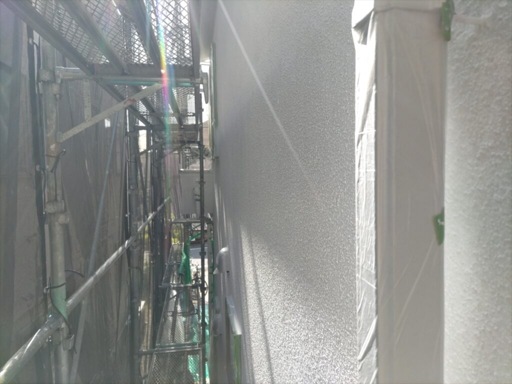 斜めから見た白い壁面と養生した開口部