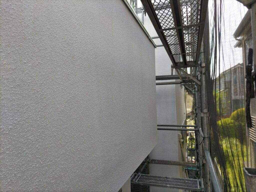 張り出し壁の白い面と下端