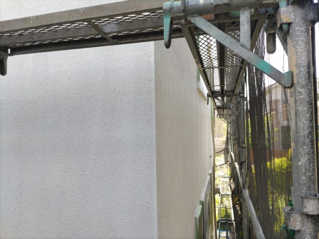 白く下塗りした張り出し壁の出隅