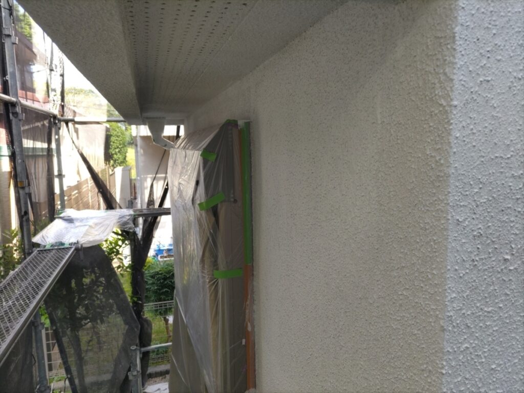 軒下の白い壁面と養生した窓