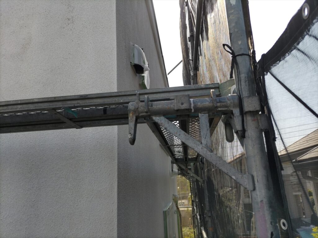壁付け器具のある外壁上部の白い面