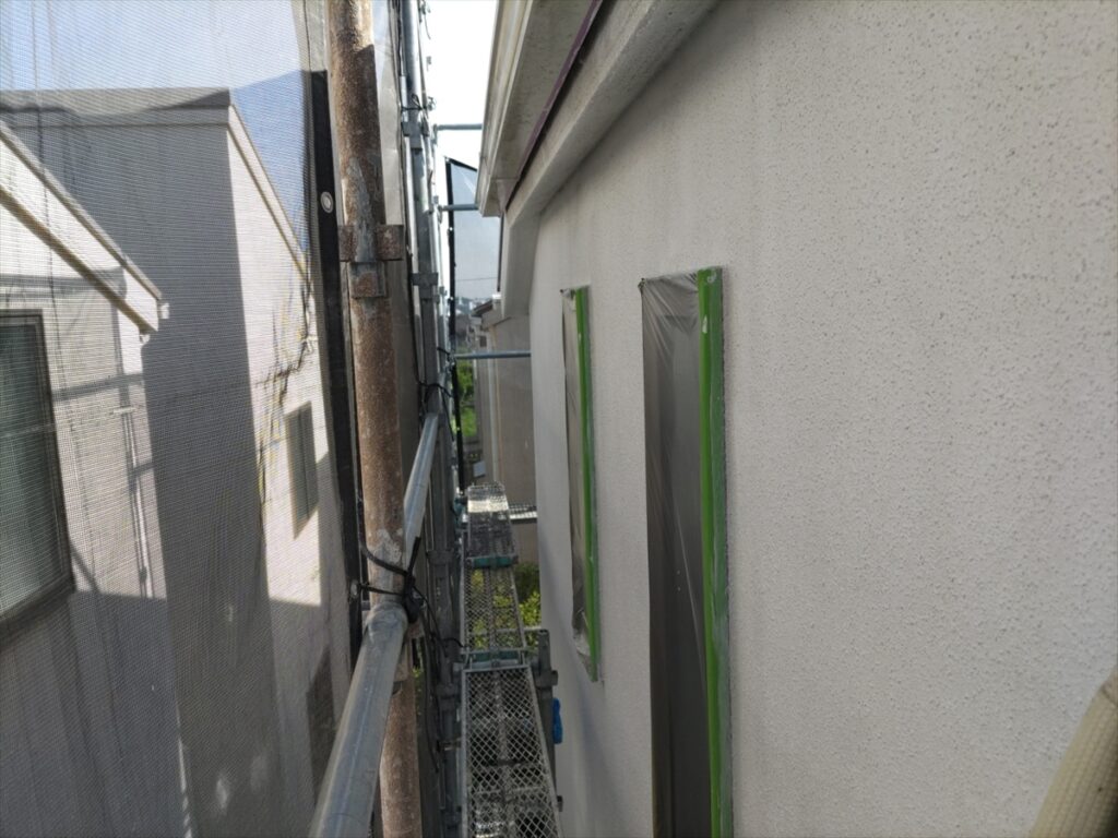 建物側面の白い外壁と縦長の窓