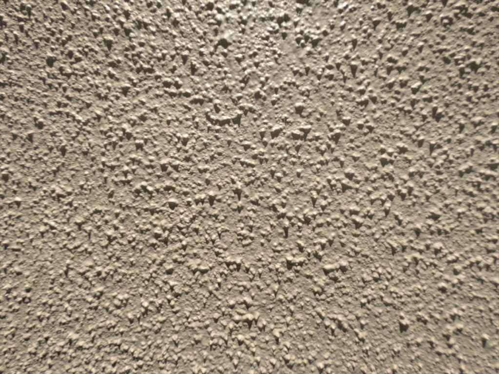 細かな凹凸が続く外壁表面の近景
