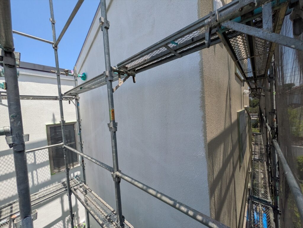 白い部分とベージュ系の部分が並ぶ外壁