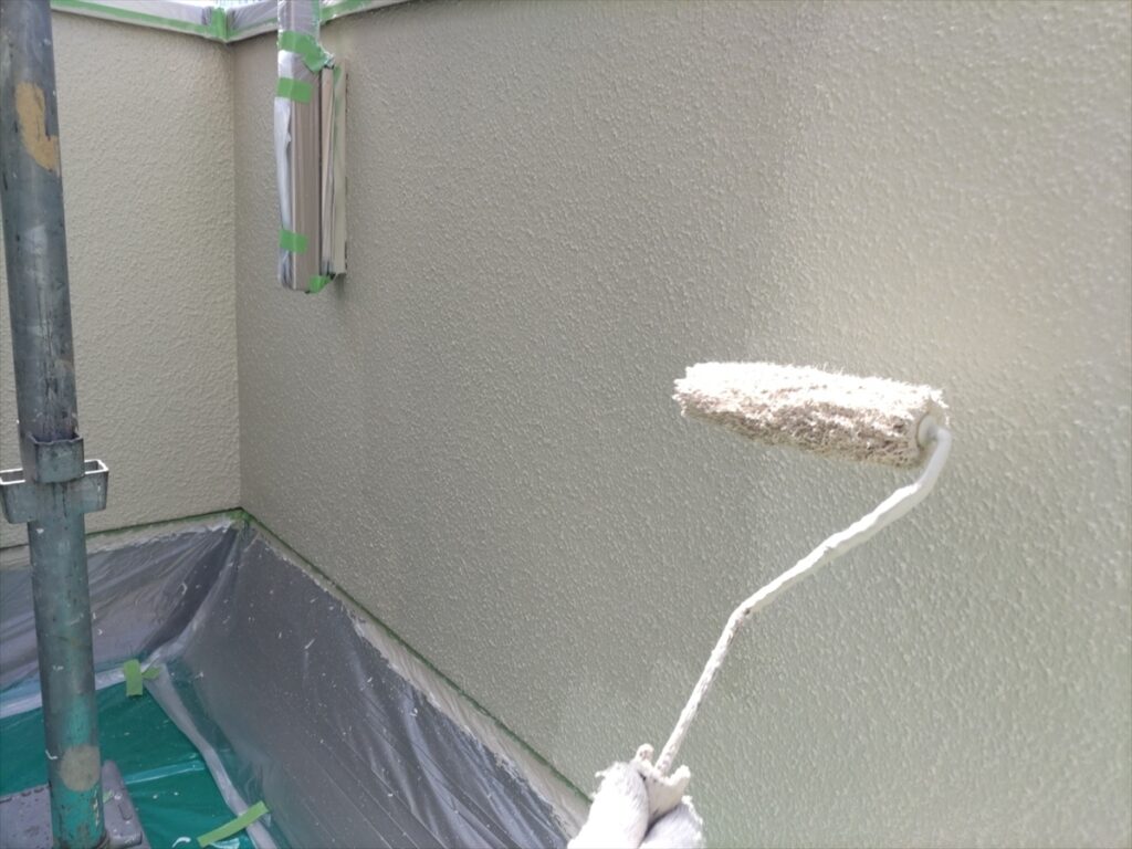 外壁の内側の角に近い面を塗るローラー