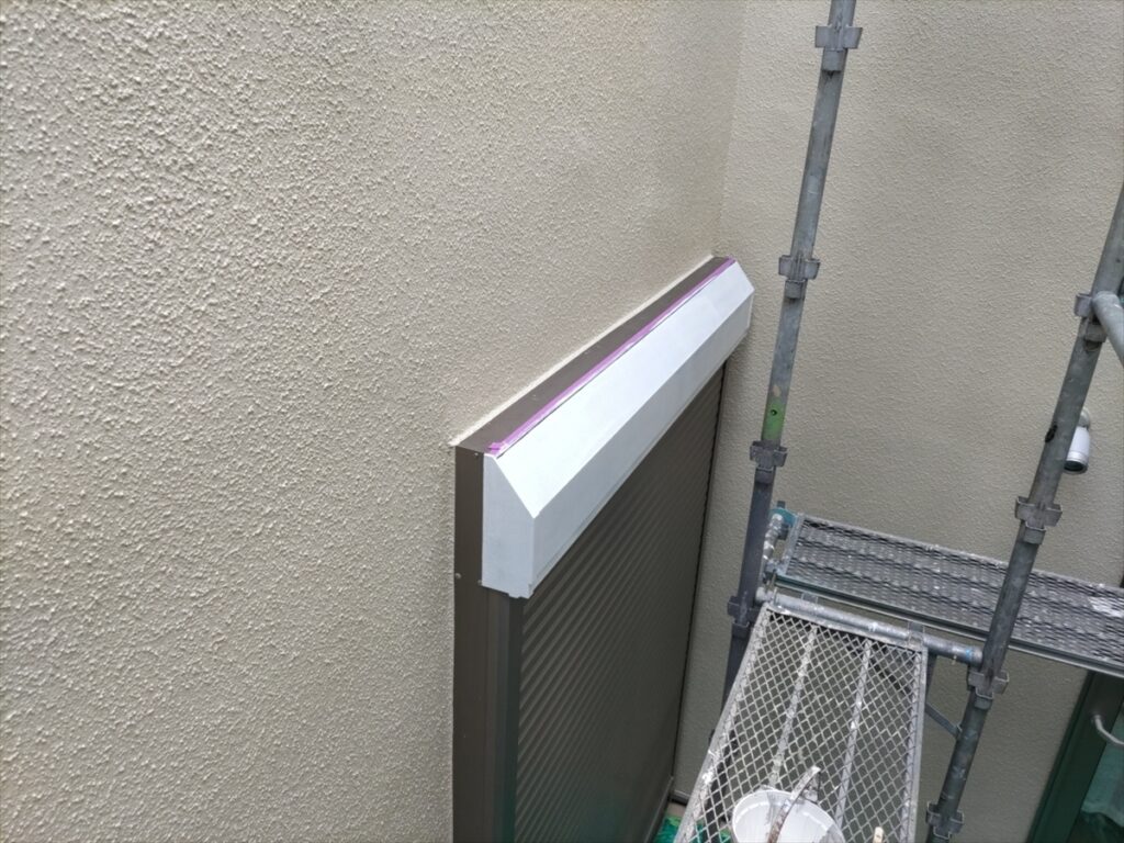 白く下塗りしたシャッターボックスの全体