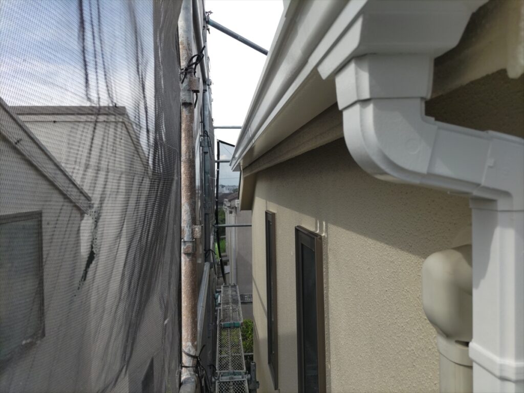 白い雨樋と軒先、周囲の外壁