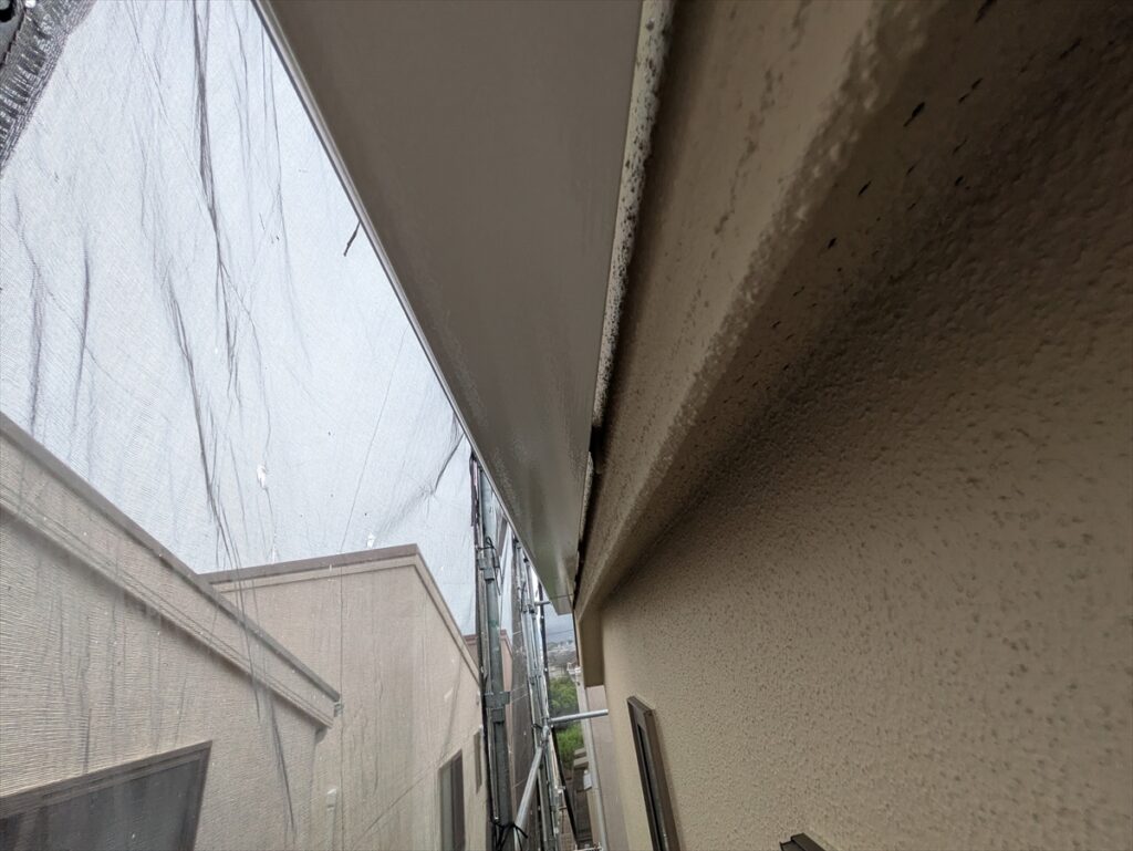 通気穴のある軒下の板と外壁