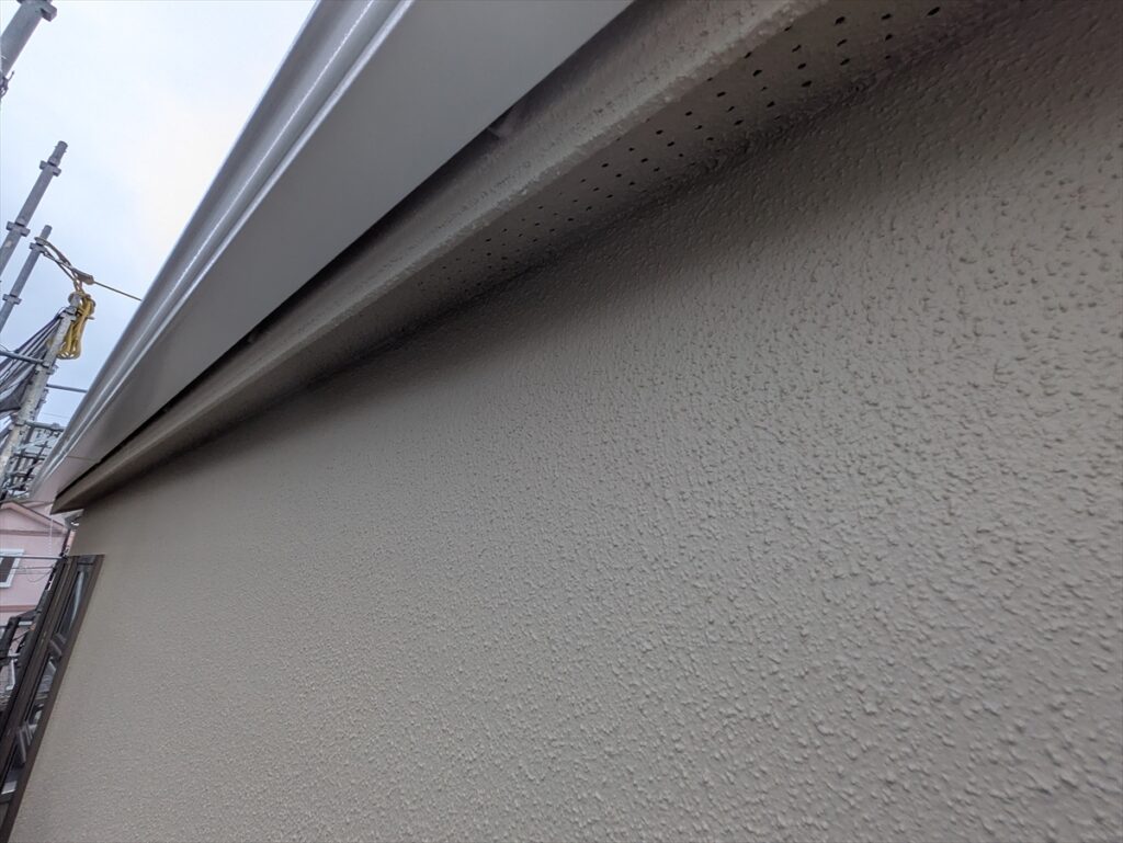 雨樋の下側と通気穴のある軒先