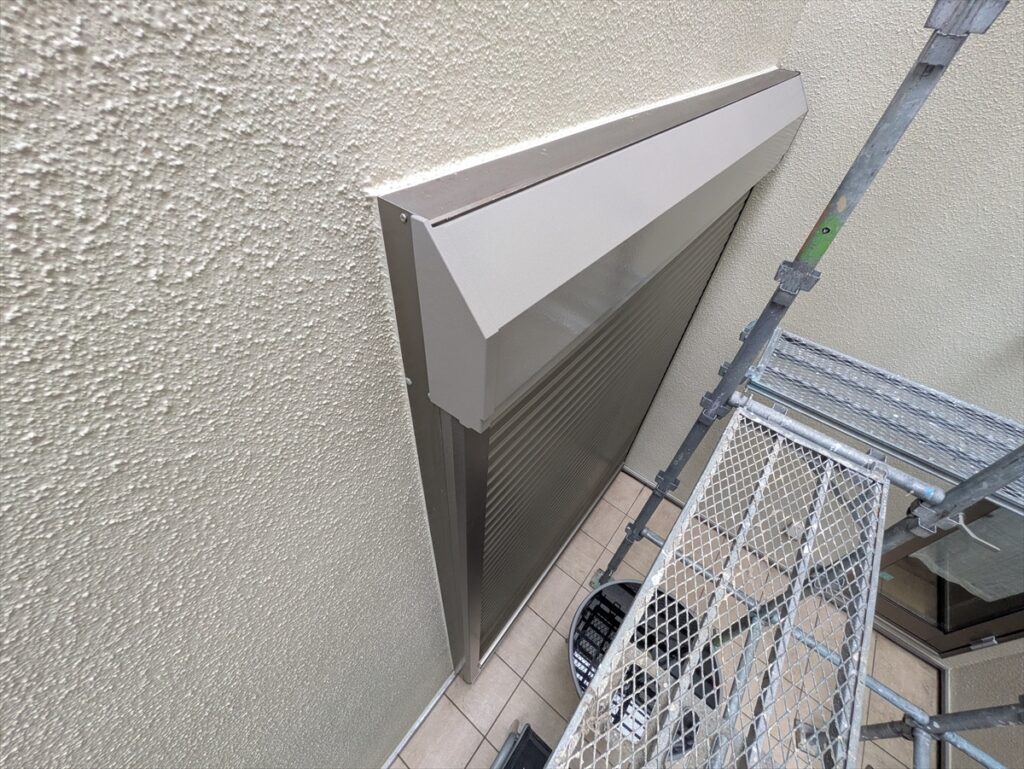 仕上げたシャッターボックス上端と外壁