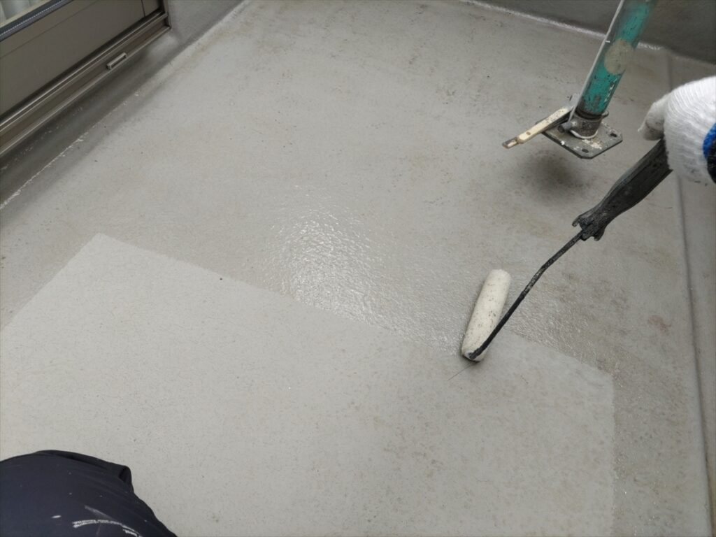床面へローラーで下塗りする様子