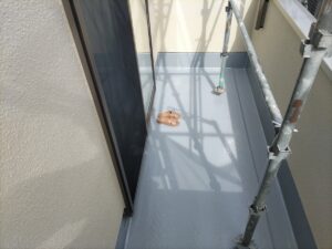 横浜市緑区でトップコートを塗り替えたグレーのベランダ床