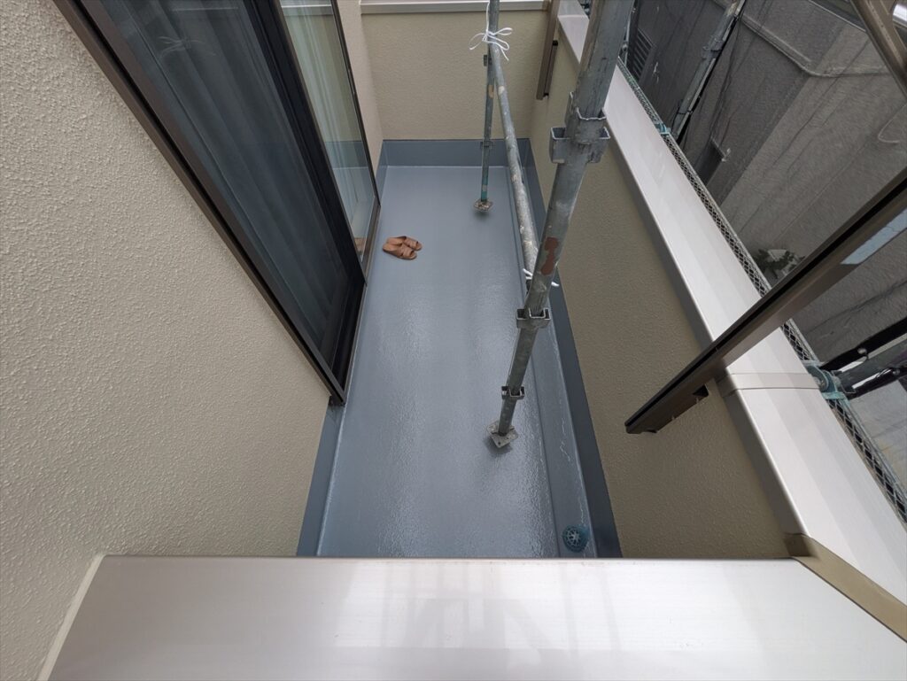 灰色に仕上がった細長い床と立ち上がり