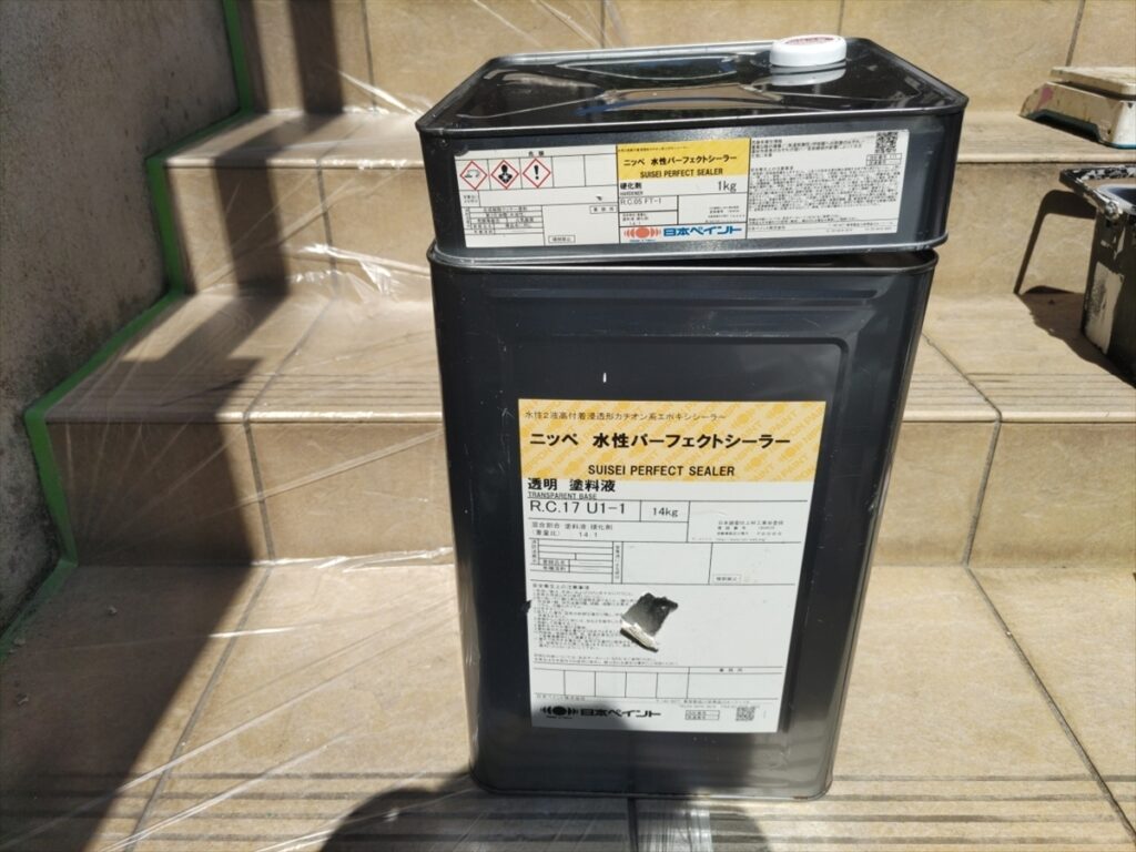 水性パーフェクトシーラーの黒い容器