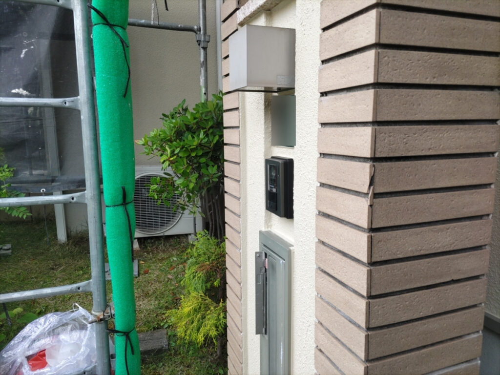 塗り替え後の外壁と玄関側の門柱
