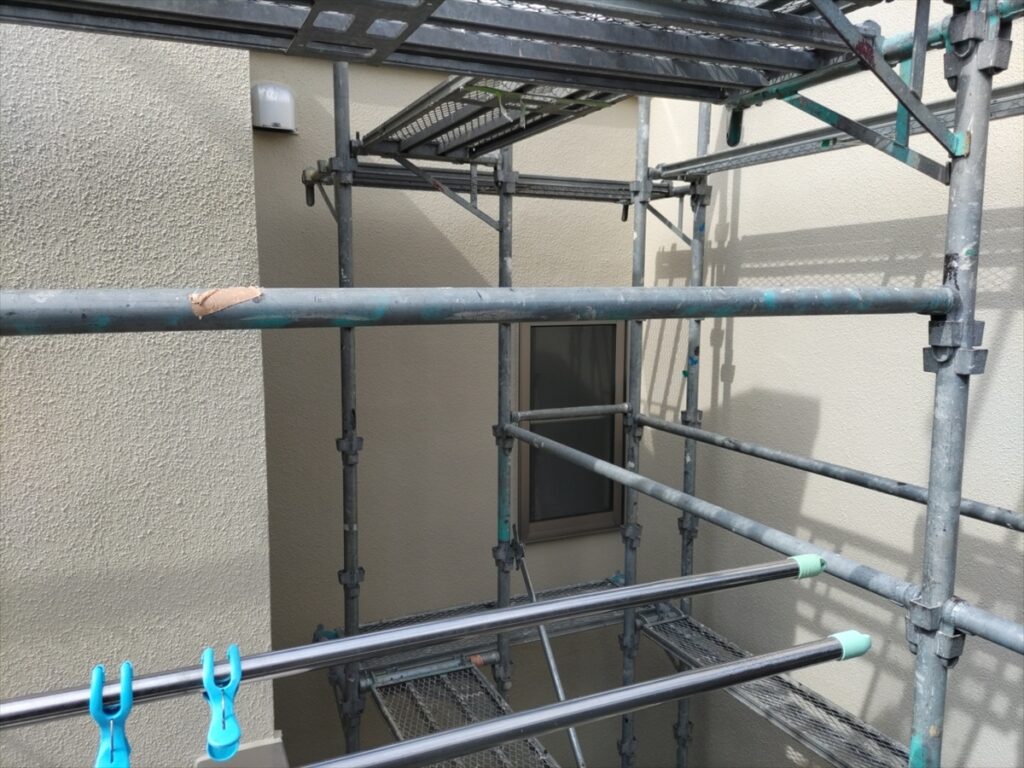 窓のある外壁面と残っている足場